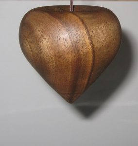 Hjerte i valnød - 6 cm i diameter
